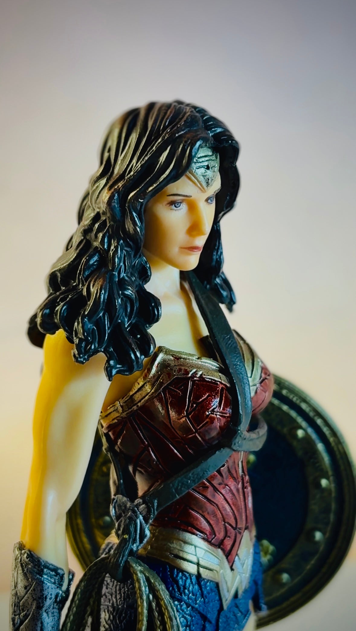 20 cm Wonder Woman Action Figure with Sword, Shield & LED Base – DC Justice League Hero Collectible