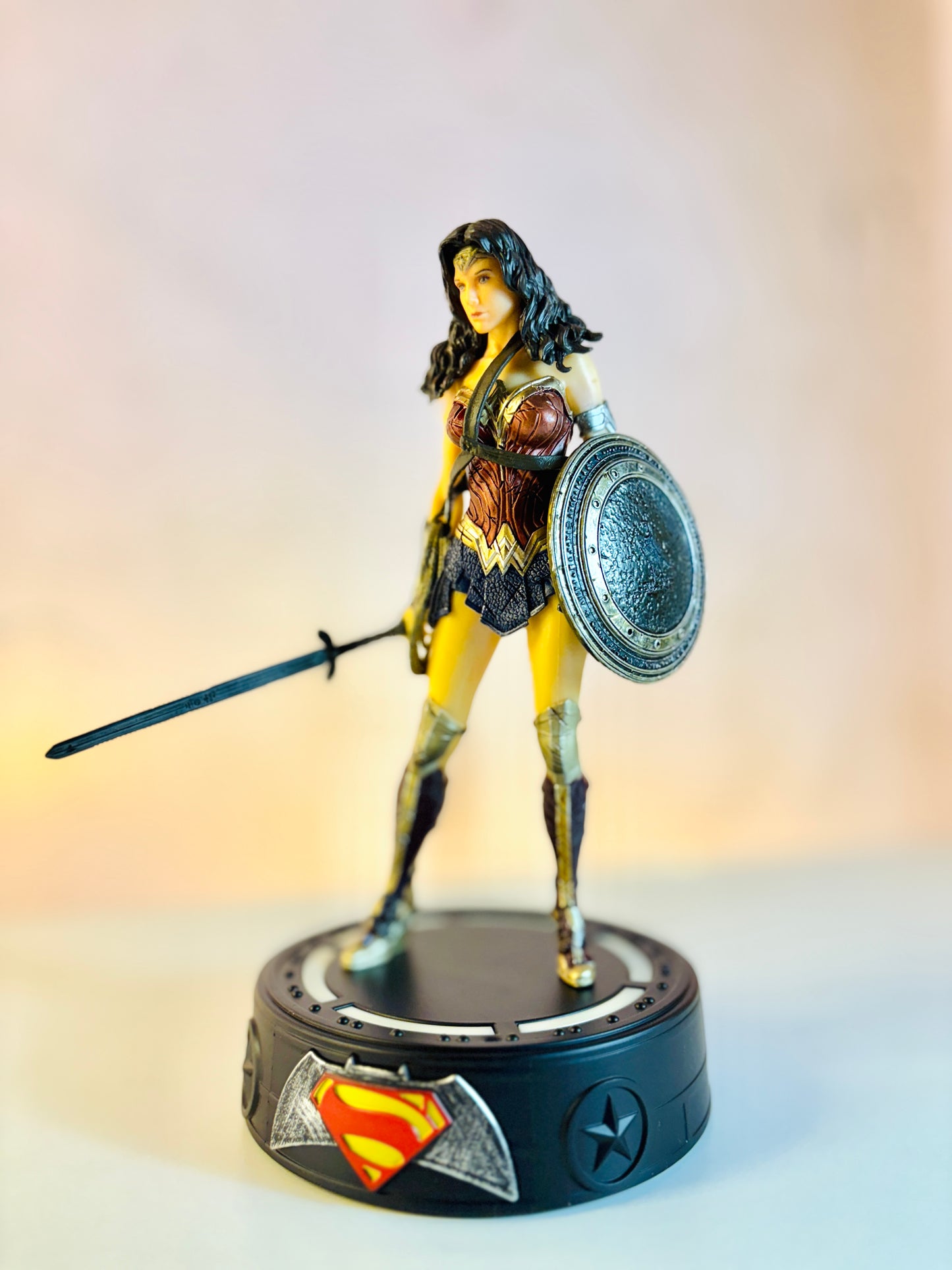 20 cm Wonder Woman Action Figure with Sword, Shield & LED Base – DC Justice League Hero Collectible