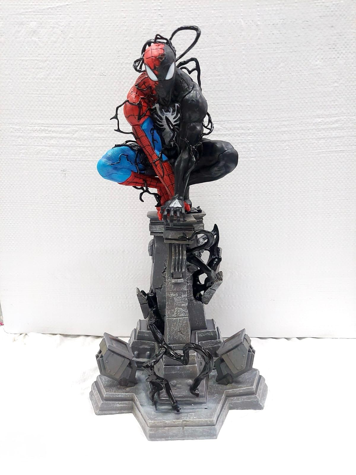 Spider-Man vs. Venom 40cm Premium Action Figure